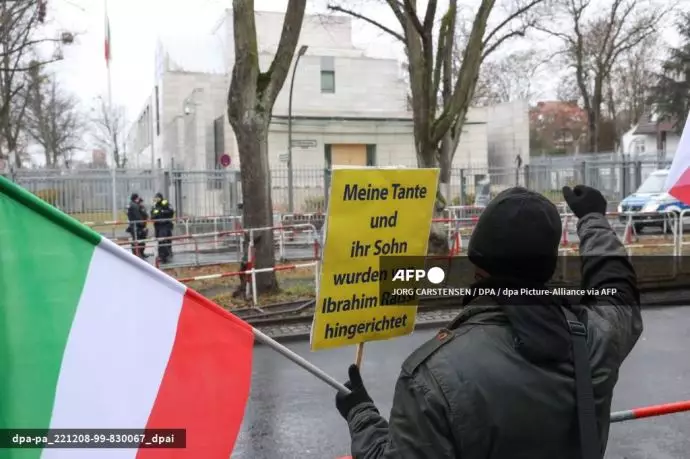 تظاهرات هواداران شورای ملی مقاومت ایران در مقابل سفارت ایران در برلین - 3