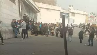 تهران تجمع خانواده زندانیان و دستگیر شدگان قیام، مقابل زندان اوین