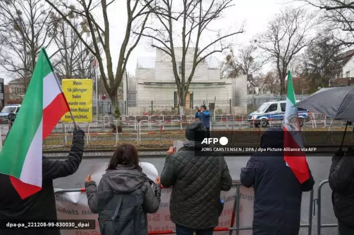 تظاهرات هواداران شورای ملی مقاومت ایران در مقابل سفارت ایران در برلین - 0