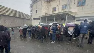 تجمع خانواده‌های دستگیر شدگان مقابل زندان اوین
