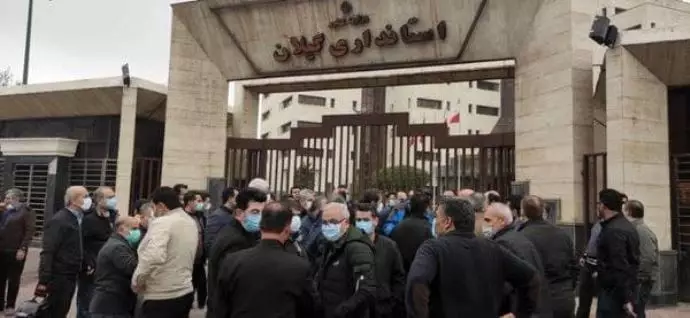 -تجمع اعتراضی کارگران شهرداری رشت در مقابل استانداری