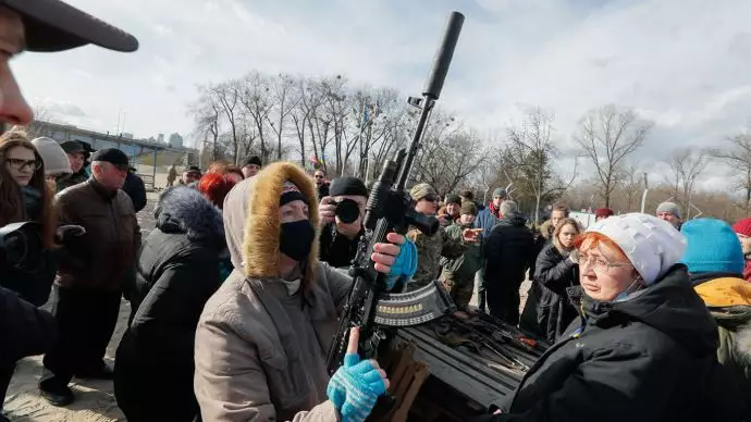 مسلح شدن مردم کی یف برای مقابله با ارتش روسیه