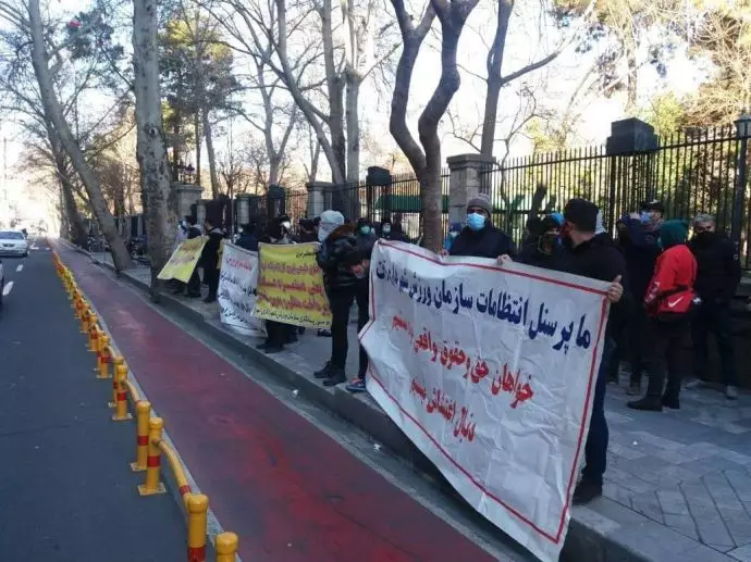 -تجمع اعتراضی کارکنان پیمانکاری سازمان ورزش شهرداری تهران