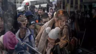 خانواده اوکراینی در حال خروج از شهر