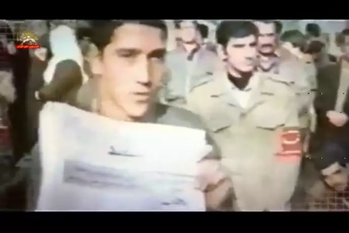 تصویری از مجاهد شهید مهدی مدرس کمالی در حال فروش نشریه مجاهد 
