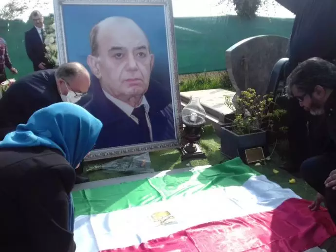 مراسم تشییع و خاکسپاری دکتر منوچهر هزارخانی مسئول کمیسیون فرهنگ و هنر شورای ملی مقاومت ایران - 7