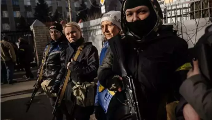 زنان اوکراینی برای مقاومت سلاح به دست گرفته‌اند