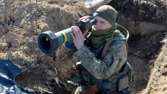 سرباز اوکراینی در حال شکار تانک