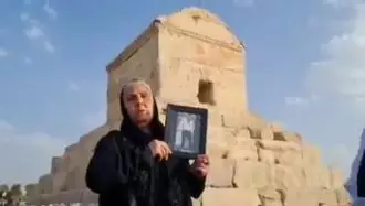 دادخواهی مادر شهید قیام آبان در کنار مقبره کوروش