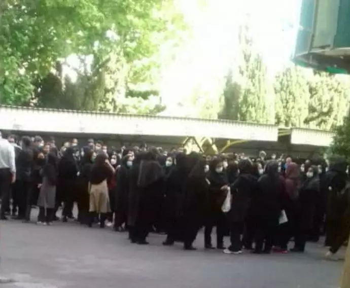 تجمع اعتراضی کارکنان وزارت تعاون کار و رفاه اجتماعی