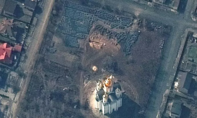تصویر هوایی از گور دسته‌جمعی در کنار یک کلیسا در بوچا