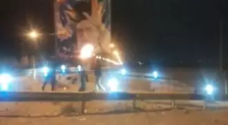 آتش زدن بنر بزرگ خامنه‌ای توسط جوانان
