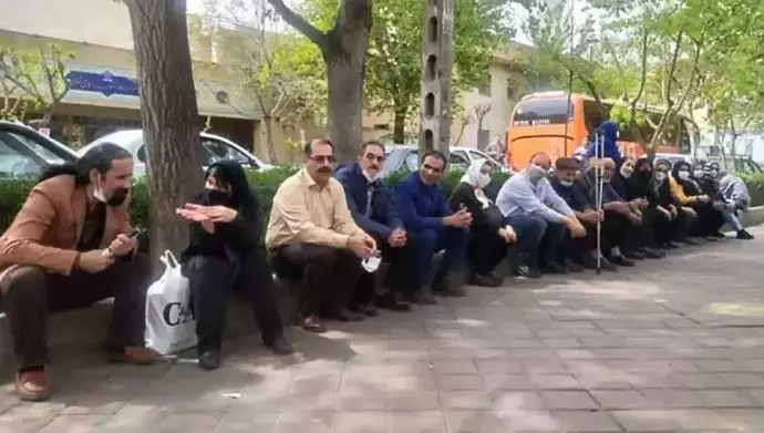 تجمع جمعی از معلمان و فعالان صنفی مقابل بیدادگاه تهران
