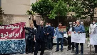زوزه‌های وحشت لباس شخصیهای خامنه‌ای علیه مجاهدین در برابر سفارت سوئد در تهران