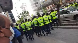 حضور سراسیمه مزدوران انتظامی برای سرکوب اعتراض بازنشستگان مخابرات