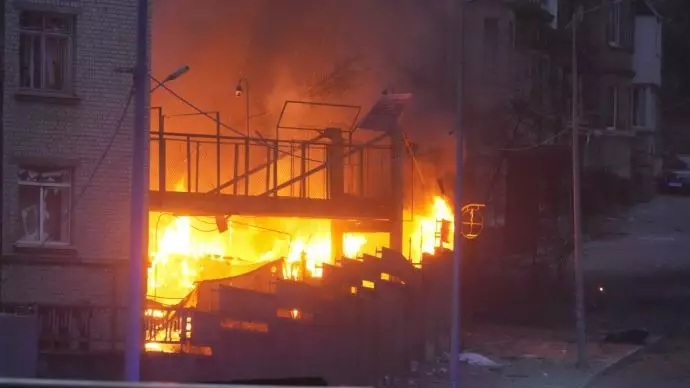 شلیک موشک و آتش‌سوزی در کی‌یف