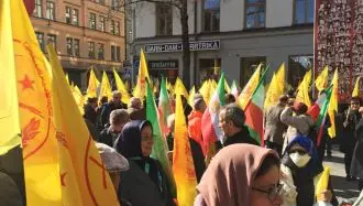 تظاهرات ایرانیان آزاده و بستگان شهیدان سربه‌دار در مقابل دادگاه سوئد