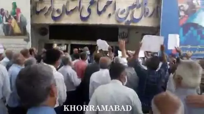 خیزش بازنشستگان در ۱۸ استان با شعارهای «مرگ بر رئیسی» - 14