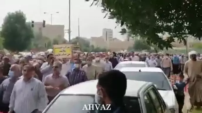 خیزش بازنشستگان در ۱۸ استان با شعارهای «مرگ بر رئیسی» - 3