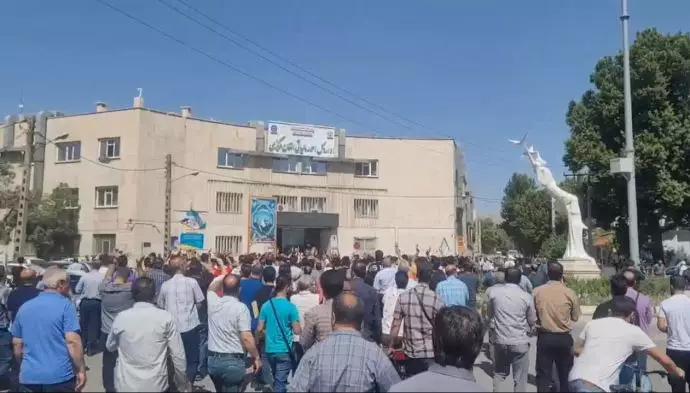 اراک - تجمع بازاریان، کسبه و اغذیه فروشان در مقابل اداره امور مالیاتی استان