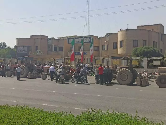 تجمع کشاورزان لنجان اصفهان در اعتراض به عدم تخصیص حقابه