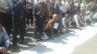 تظاهرات بازنشستگان که با پهن کردن سفره خالی به آخوندهای حاکم اعتراض می‌کنند