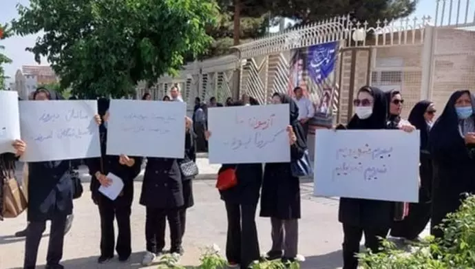 تجمع اعتراضی پرستاران و کادر درمان مقابل استانداری خراسان شمالی