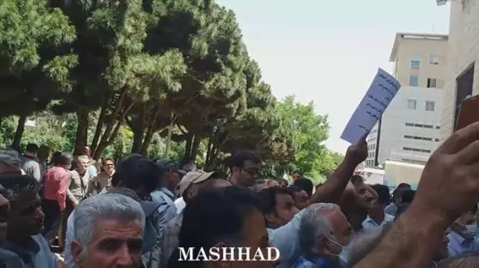 خیزش بازنشستگان در ۱۸ استان با شعارهای «مرگ بر رئیسی» - 7