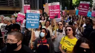 تظاهرات مردم لندن در اعتراض به دیپورت پناهندگان خارجی به رواندا