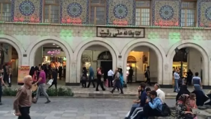 رشت- میدان شهرداری - پخش شعارهای مرگ بر خامنه‌ای رئیسی لعنت بر خمینی