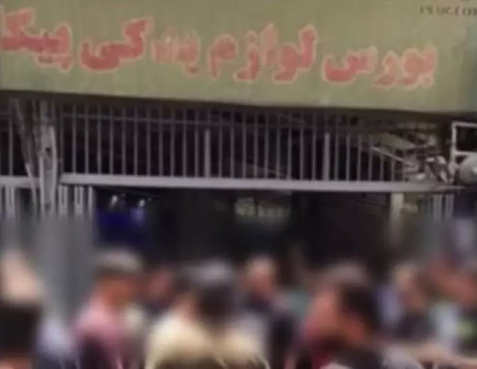 -تهران - خیابان چراغ‌برق صنف لوازم یدکی‌ها اعتصاب و تجمع کرده‌اند