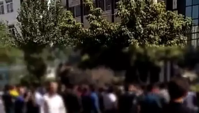 تجمع اعتراضی کامیون‌داران در جلو اداره راهداری، تهران