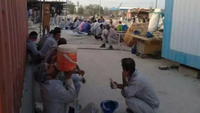 اعتصاب کارگران عایق‌کار شاغل در پتروشیمی هنگام