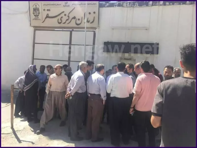سقز - تجمع خانواده‌های معلمان دستگیر شده در مقابل زندان