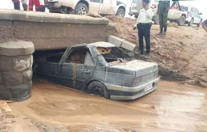 تصویری از سیل وحشتناک دیروز در رفسنجان-دو سرنشین این خودرو جان خود را از دست دادند