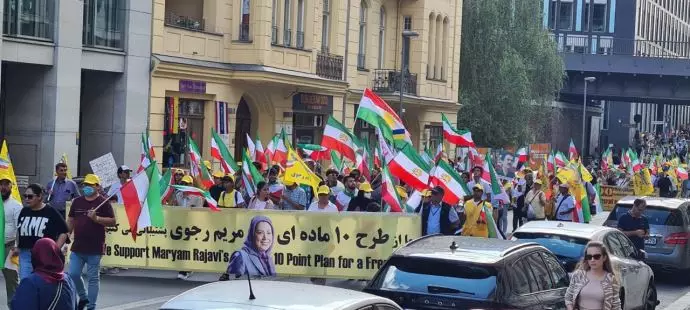 -آغاز راهپیمایی و تظاهرات ایرانیان آزاده در برلین - اول مرداد - 1