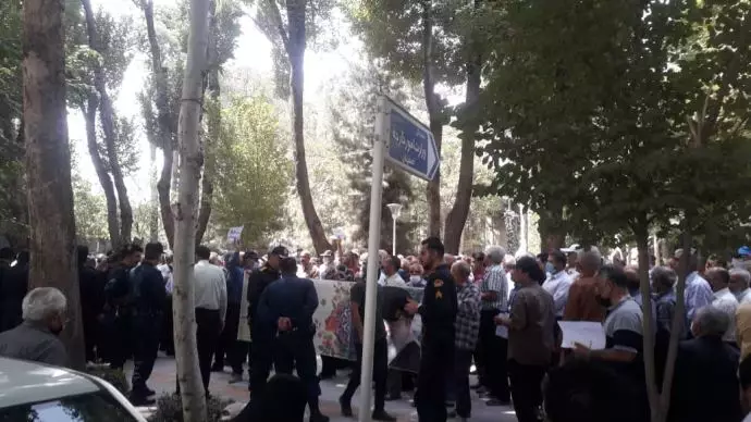 -تجمع اعتراضی بازنشستگان تأمین اجتماعی در اصفهان - 3