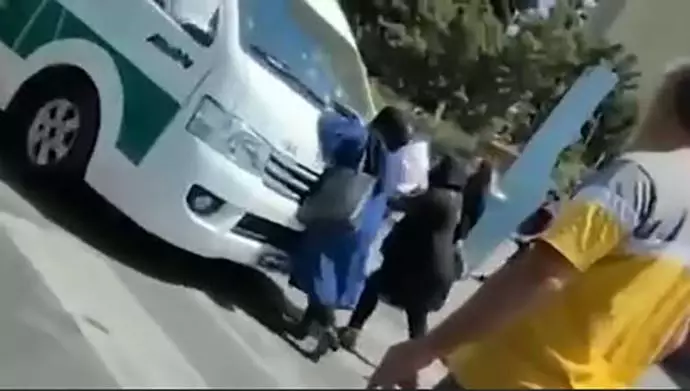 اعتراض مادر به دستگیری دخترش