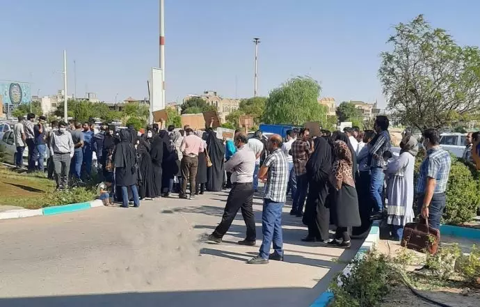 -تجمع اعتراضی مالکین مسکن ملی فاطمیه در برابر استانداری یزد