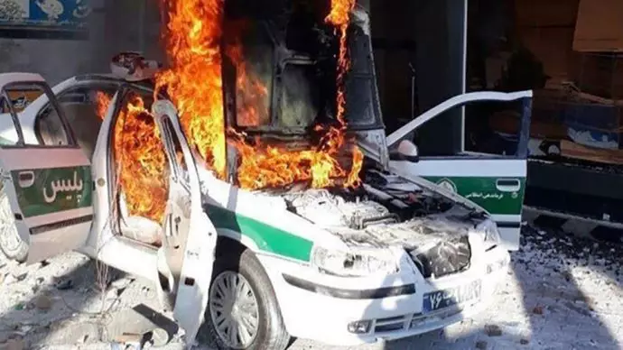 آتش زدن خودرو نیروی انتظامی توسط مردم