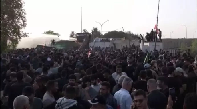 -عراق بر روی تظاهر کنندگان از ماشینهای آب‌پاش استفاده شده است