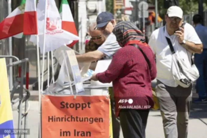 خبرگزاری فرانسه: تظاهرات اعضای اپوزیسیون ایران در نزدیکی کاخ کوبورگ در وین محل برگزاری برجام - 4