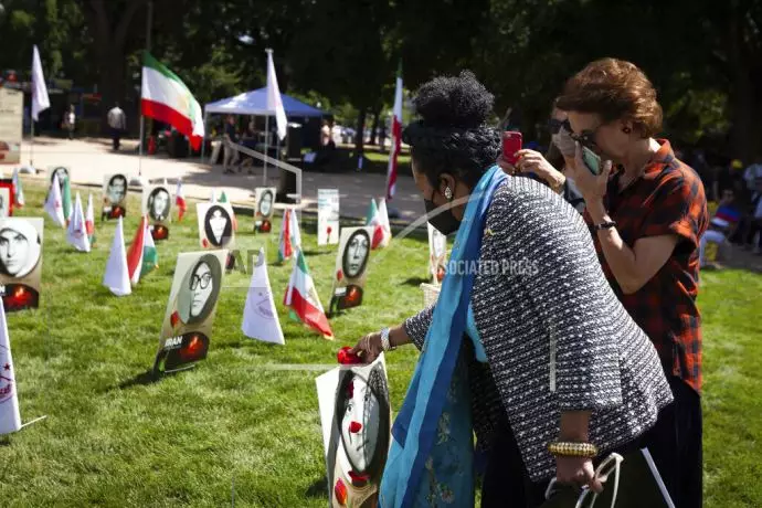 آسوشیتدپرس: برگزاری نمایشگاه برای گرامی‌داشت یاد قربانیان قتل‌عام ۱۳۶۷ در مقابل کنگره آمریکا در واشنگتن - 2