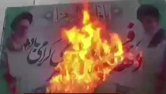آتش زدن عکس خمینی و خامنه‌ای