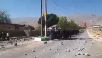 تجمع اعتراضی مردم روستای داریاب با مسدود کردن مسیر دسترسی شهرک صنعتی