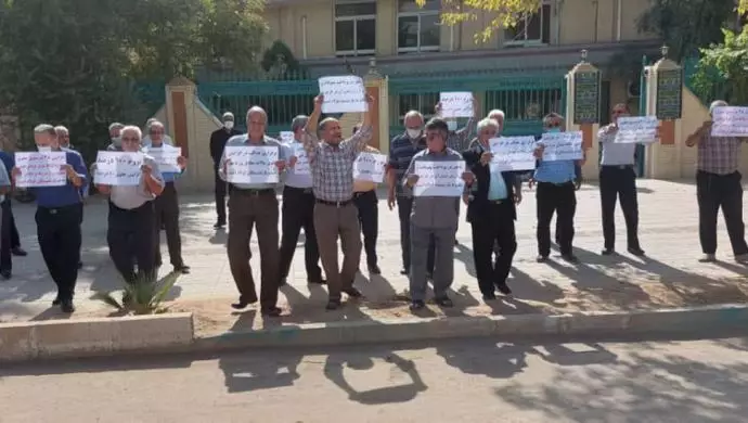 تجمع اعتراضی بازنشستگان سنگ آهن مرکزی در یزد