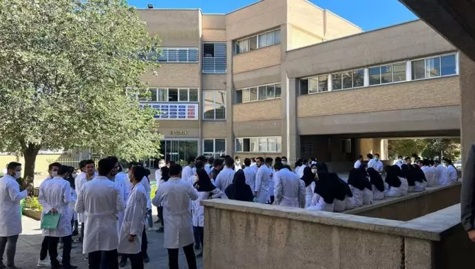 دومین روز تجمع و اعتصاب دانشجویان دانشکده دندانپزشکی تبریز