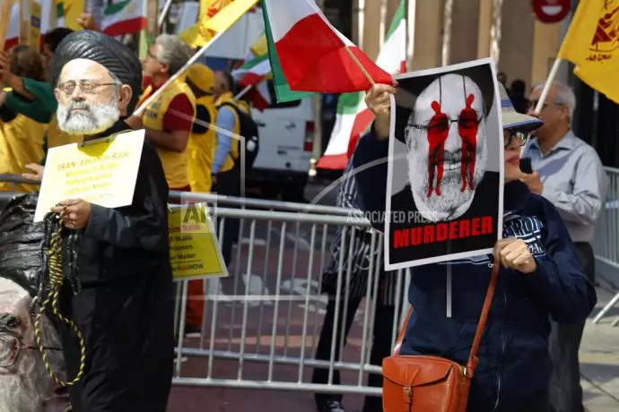 انعکاس تصویری آسوشیتدپرس از تظاهرات علیه رئیسی جلاد مقابل مجمع عمومی ملل متحد - 16