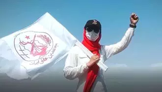 آرم سازمان مجاهدین خلق ایران در دست کانون شورشی