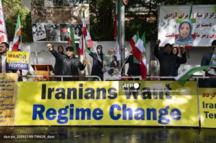 تظاهرات هواداران شورای ملی مقاومت مقابل سفارت ایران در برلین در اعتراض به‌قتل مهسا امینی - 2
